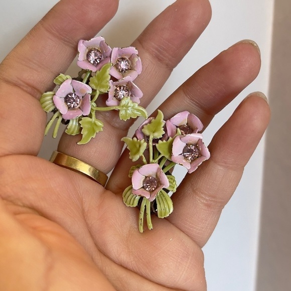 Jewelry - 1960s Vintage Light Purple Enameled Flower Earrings clip on